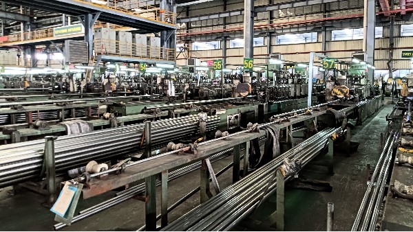 不銹鋼管自動(dòng)化產(chǎn)線中傳輸帶與上料桿的“精準(zhǔn)”與“耐磨”